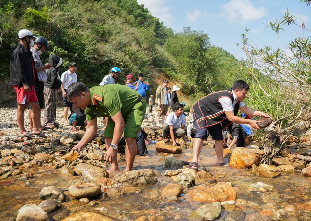  Thú vị tục 'đắp chăn' bắt cá ngày đầu năm- Ảnh 5.
