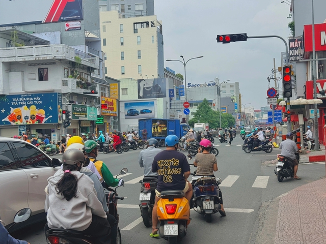 Vạch dừng đèn đỏ nằm trước tiểu đảo được đi hay dừng? CSGT giải thích - Ảnh 1.