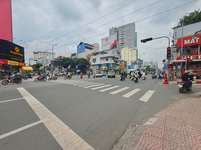 Vạch dừng đèn đỏ nằm trước tiểu đảo được đi hay dừng? CSGT giải thích - Ảnh 3.