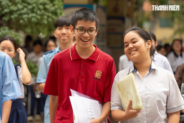Thi lớp 10 TP.HCM: Th&iacute; sinh bất ngờ v&igrave; đề to&aacute;n 'dễ', tự tin nắm 9 điểm - Ảnh 1.