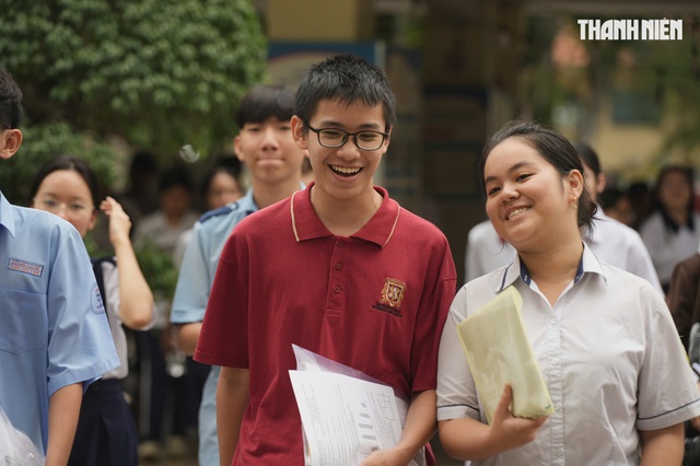 Thi lớp 10 TP.HCM: Thí sinh bất ngờ vì đề 'dễ', tự tin nắm 9 điểm - Ảnh 1.