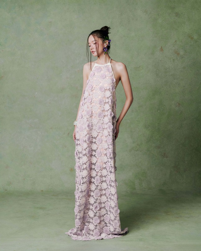 Váy maxi, đầm cổ yếm điệu đà - Ảnh 1.