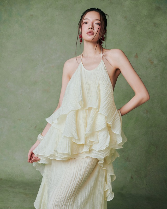 Váy maxi, đầm cổ yếm điệu đà - Ảnh 2.