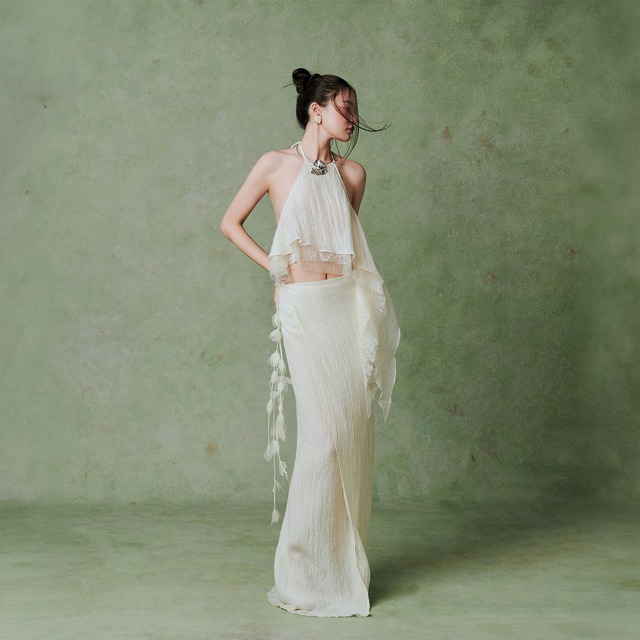 Váy maxi, đầm cổ yếm điệu đà - Ảnh 3.