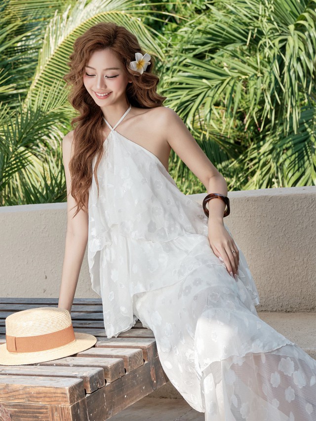 Váy maxi, đầm cổ yếm điệu đà - Ảnh 7.