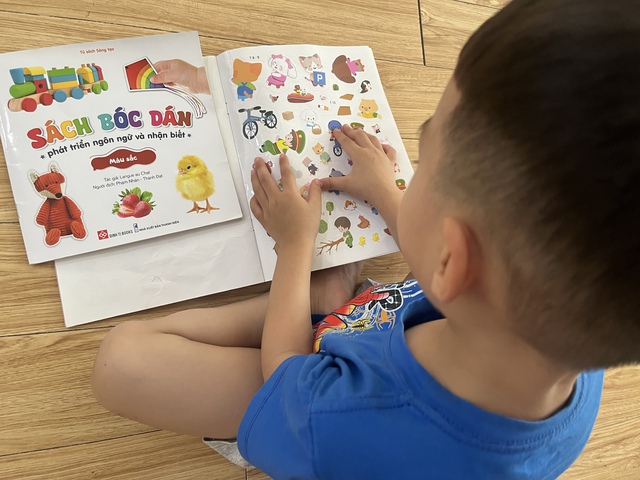 Sticker bạo lực đội lốt h&igrave;nh dễ thương, phụ huynh giật m&igrave;nh  - Ảnh 2.