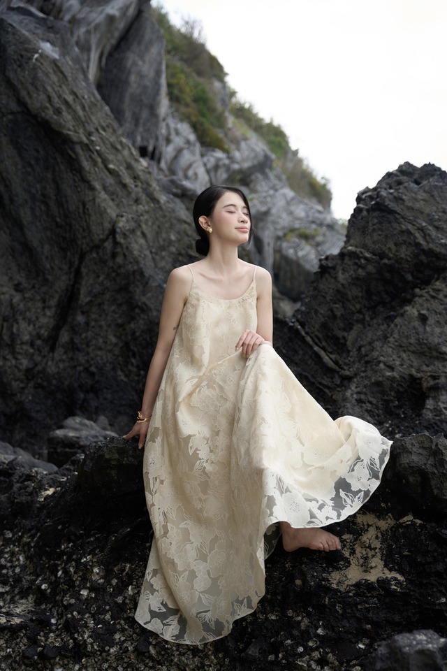 Váy maxi, đầm cổ yếm điệu đà - Ảnh 10.