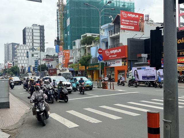 Vạch dừng đèn đỏ nằm trước tiểu đảo được đi hay dừng? CSGT giải thích - Ảnh 2.