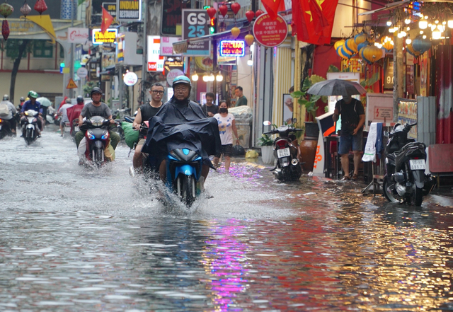 TP.HCM và Nam bộ còn mưa lớn kéo dài đến ngày mai
- Ảnh 1. TP.HCM và Nam bộ còn mưa lớn kéo dài đến ngày mai
- Ảnh 1.