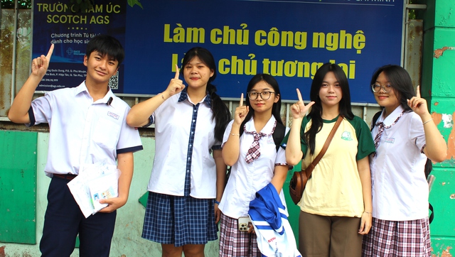 'Đề toán thi lớp 10 TP.HCM mà cho năm ngoái là em thủ khoa rồi' - Ảnh 1.
