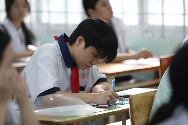 Thi lớp 10 TP.HCM: Đề thi chính thức môn toán - Ảnh 1.
