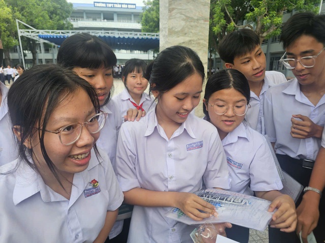 Phụ huynh, học sinh xã Long Điền nhận xét đề thi môn toán dễ - Ảnh 2.