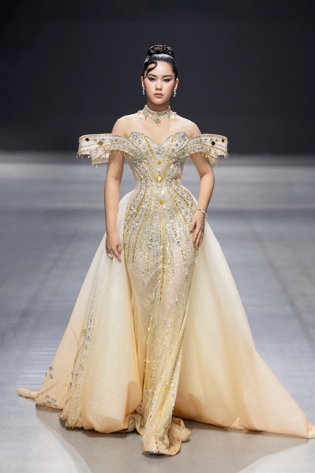 Miss Grand International All Stars 2026 làm vedette cho nhà thiết kế Nguyễn Minh Tuấn - Ảnh 1.