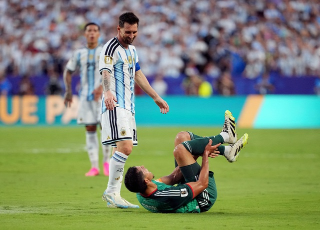 Diễn tiến mới vụ Li&ecirc;n đo&agrave;n B&oacute;ng đ&aacute; Algeria kiện l&ecirc;n FIFA v&igrave; trọng t&agrave;i kh&ocirc;ng phạt Messi

- Ảnh 1.