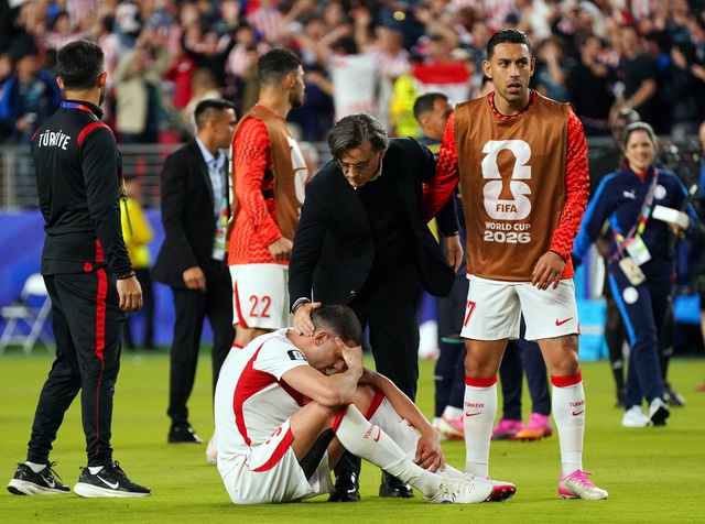 Báo Thổ Nhĩ Kỳ 'sốc nặng' vì đội nhà bị loại sớm khỏi World Cup, HLV Montella sắp mất việc - Ảnh 1.
