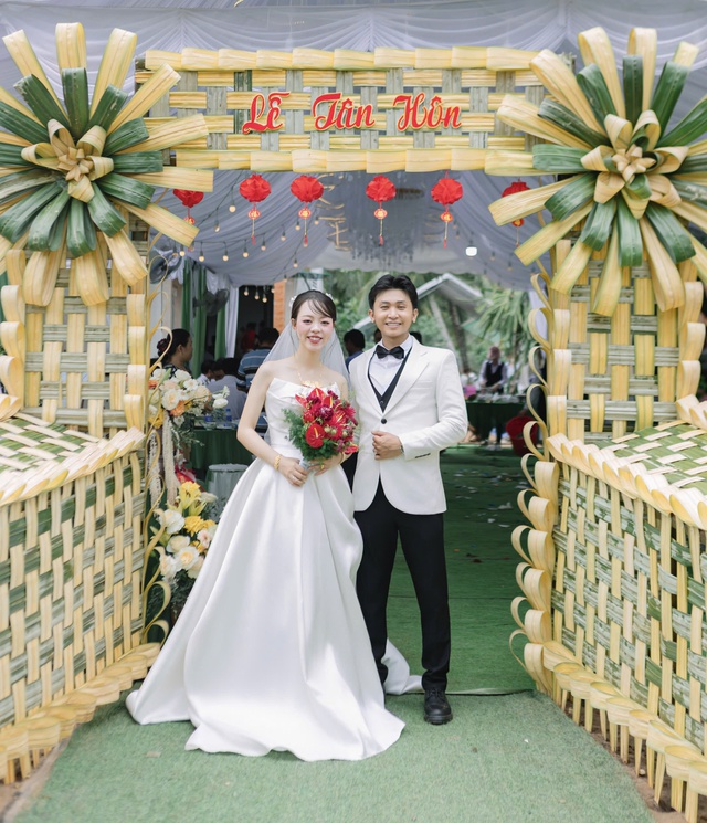 Ch&uacute; rể tự trang tr&iacute; cổng cưới d&agrave;i hơn 100 m từ l&aacute; dừa nước, đủng đỉnh - Ảnh 5.
