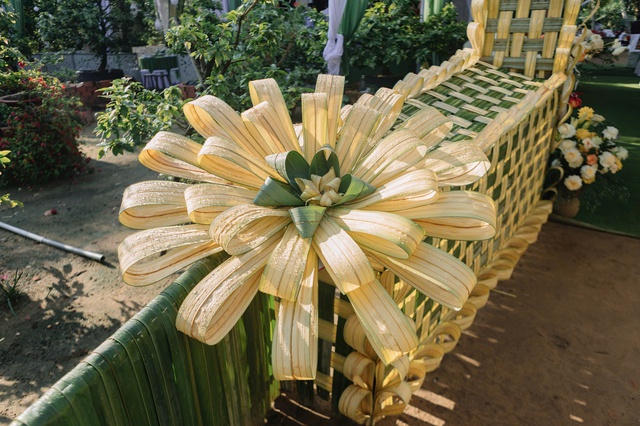 Ch&uacute; rể tự trang tr&iacute; cổng cưới d&agrave;i hơn 100 m từ l&aacute; dừa nước, đủng đỉnh - Ảnh 6.