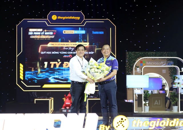 Thế Giới Di Động dành 1 tỉ đồng học bổng cho học sinh, sinh viên mồ côi - Ảnh 2. Thế Giới Di Động dành 1 tỉ đồng học bổng cho học sinh, sinh viên mồ côi - Ảnh 2.