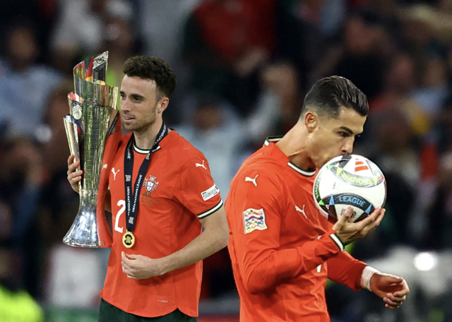 Hãy chuyền cho CR7- Ảnh 2. Hãy chuyền cho CR7- Ảnh 2.