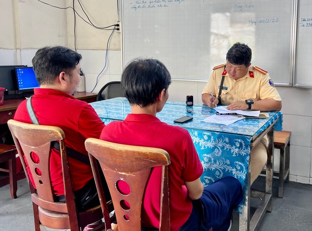 Xe bu&yacute;t 2 tầng chở hoa hậu Hương Giang bị phạt 17 triệu v&igrave; chạy sai tuyến - Ảnh 1.