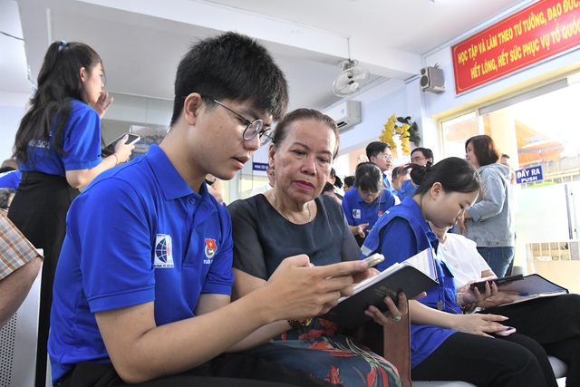'Mùa hè số' - thanh niên giúp người dân trở thành công dân số - Ảnh 3.