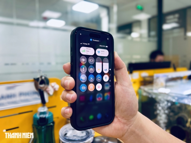 Lý do khiến màn hình iPhone tự động tối sầm đi - Ảnh 1.