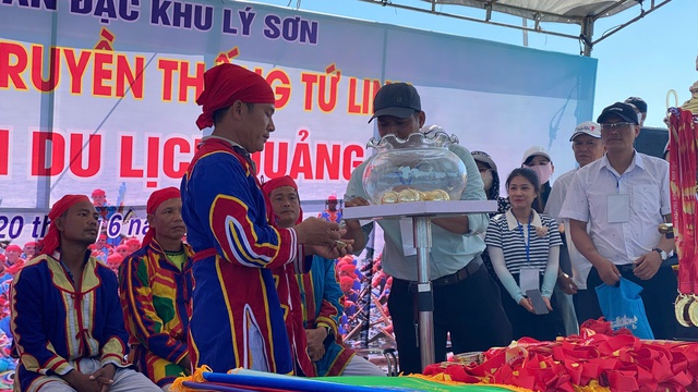 Đua thuyền Tứ Linh rực lửa trên đảo Lý Sơn - Ảnh 3.