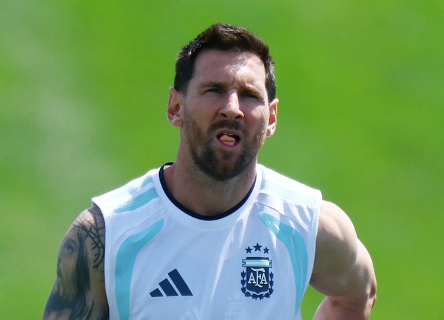 To&agrave;n đội tuyển Argentina s&aacute;t c&aacute;nh c&ugrave;ng Messi, tẩy chay k&ecirc;nh đưa tin thất thiệt- Ảnh 1.