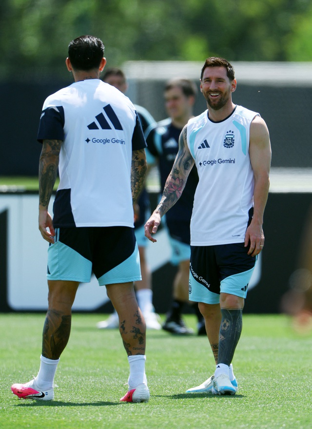 To&agrave;n đội tuyển Argentina s&aacute;t c&aacute;nh c&ugrave;ng Messi, tẩy chay k&ecirc;nh đưa tin thất thiệt- Ảnh 2.