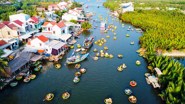 Rừng thiêng giữa phố: 'Miền Tây thu nhỏ' giữa phố Hội- Ảnh 2. Rừng thiêng giữa phố: 'Miền Tây thu nhỏ' giữa phố Hội- Ảnh 2.