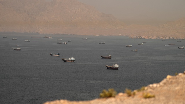 Iran tuy&ecirc;n bố đ&oacute;ng cửa eo biển Hormuz lần nữa sau khi Israel tấn c&ocirc;ng Li Băng - Ảnh 1.