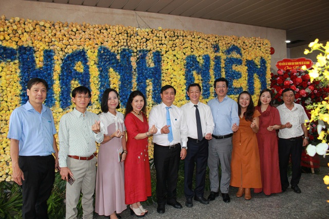 Lãnh đạo Bộ Y tế thăm, chúc mừng Báo Thanh Niên - Ảnh 3.