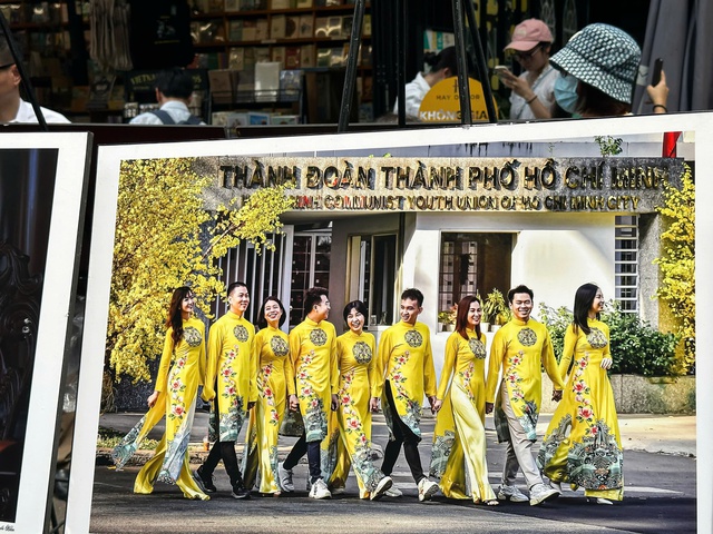Sài Gòn Áo dài: Hành trình từ ký ức đô thị đến biểu tượng văn hóa- Ảnh 1. Sài Gòn Áo dài: Hành trình từ ký ức đô thị đến biểu tượng văn hóa- Ảnh 1.