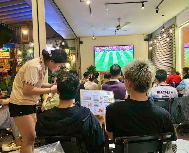 Ca đêm mùa World Cup: Cơ hội kiếm thêm thu nhập- Ảnh 1. Ca đêm mùa World Cup: Cơ hội kiếm thêm thu nhập- Ảnh 1.