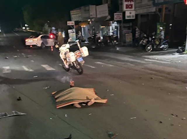 &Ocirc; t&ocirc; t&ocirc;ng xe m&aacute;y đang dừng chờ đ&egrave;n đỏ, 2 người tử vong- Ảnh 1.