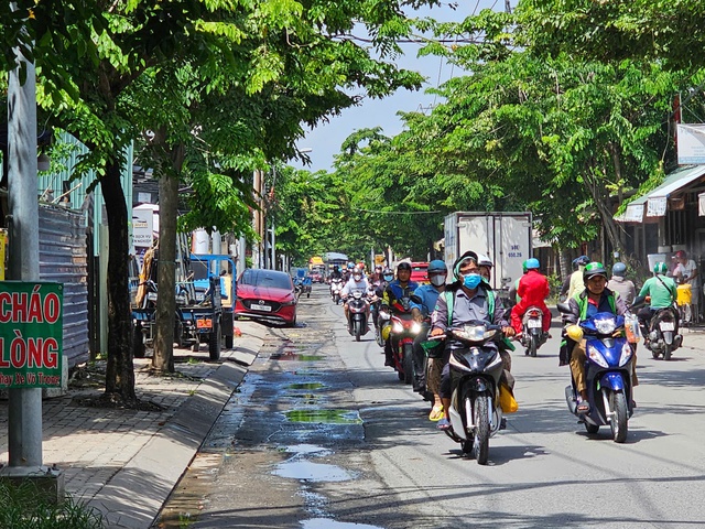 Đường Phạm Hữu Lầu sụt lún thành "bẫy", chính quyền họp khẩn khắc phục - Ảnh 6.