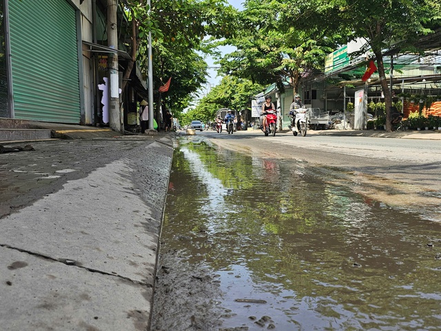 Đường Phạm Hữu Lầu sụt lún thành "bẫy", chính quyền họp khẩn khắc phục - Ảnh 3.