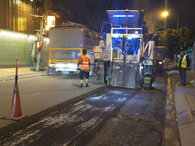 Đường Phạm Hữu Lầu sụt lún thành "bẫy", chính quyền họp khẩn khắc phục - Ảnh 8.
