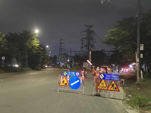 Đường Phạm Hữu Lầu sụt lún thành "bẫy", chính quyền họp khẩn khắc phục - Ảnh 7.