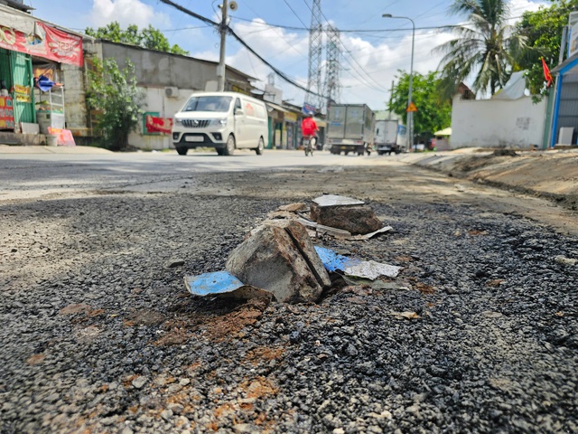 Đường Phạm Hữu Lầu sụt lún thành "bẫy", chính quyền họp khẩn khắc phục - Ảnh 5.