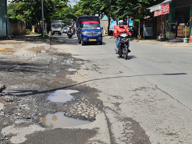 Đường Phạm Hữu Lầu sụt lún thành "bẫy", chính quyền họp khẩn khắc phục - Ảnh 2.