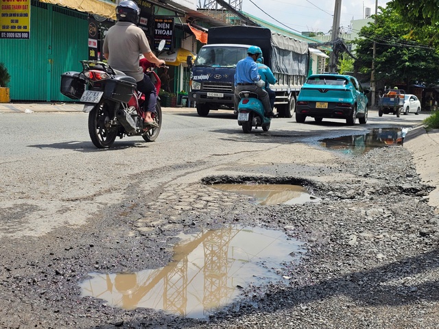 Đường Phạm Hữu Lầu sụt lún thành "bẫy", chính quyền họp khẩn khắc phục - Ảnh 1.