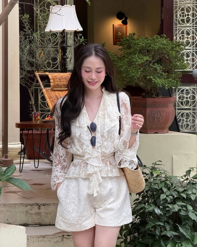 Mê mẩn nét kiêu sa từ những thiết kế ren- Ảnh 3. Mê mẩn nét kiêu sa từ những thiết kế ren- Ảnh 3.