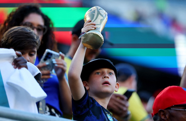 CĐV Brazil ‘yểm bùa’ Messi, người hâm mộ Argentina lập tức đáp trả - Ảnh 3.