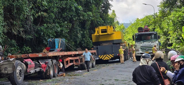 Đèo Bảo Lộc thông xe sau hơn 2 giờ cứu hộ xe container lao xuống vực - Ảnh 5.