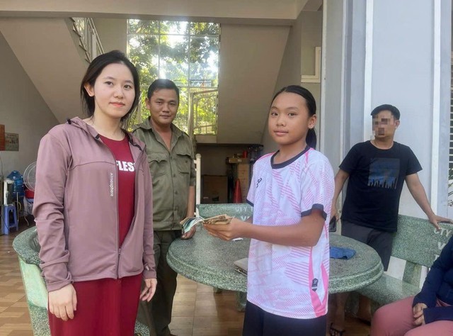 Nhặt được ví tiền, nữ sinh lớp 8 nhờ công an tìm trả người đánh rơi- Ảnh 2. Nhặt được ví tiền, nữ sinh lớp 8 nhờ công an tìm trả người đánh rơi- Ảnh 2.