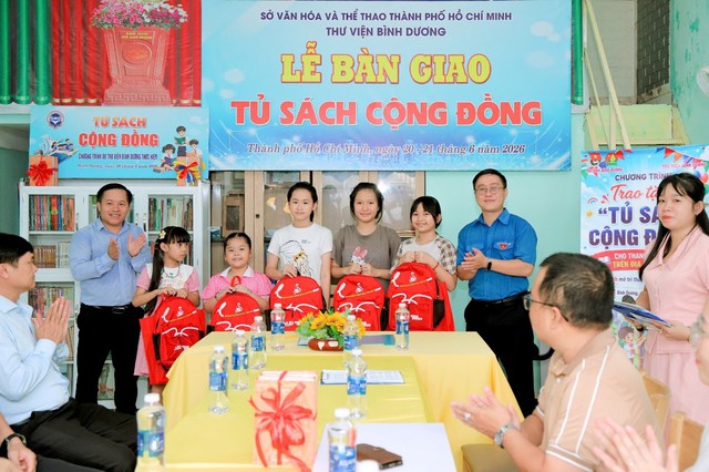 'Tủ sách cộng đồng' về với khu nhà trọ, lan tỏa văn hóa đọc- Ảnh 3. 'Tủ sách cộng đồng' về với khu nhà trọ, lan tỏa văn hóa đọc- Ảnh 3.