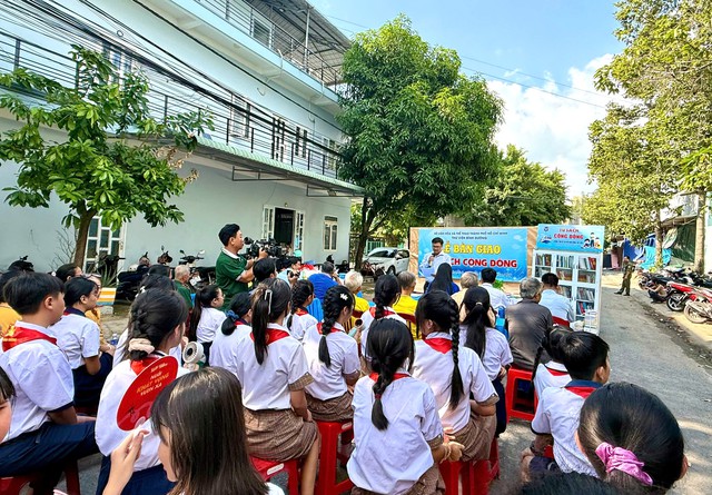 'Tủ sách cộng đồng' về với khu nhà trọ, lan tỏa văn hóa đọc- Ảnh 1. 'Tủ sách cộng đồng' về với khu nhà trọ, lan tỏa văn hóa đọc- Ảnh 1.