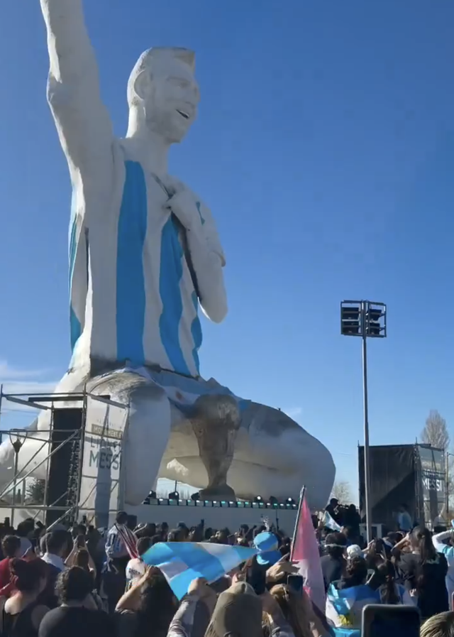 CĐV Brazil ‘yểm bùa’ Messi, người hâm mộ Argentina lập tức đáp trả - Ảnh 1.
