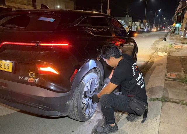 Nghề cứu hộ &ocirc; t&ocirc; ở TP.HCM: Tho&aacute;t canh bạc đặt cược mạng sống, c&aacute;ch n&agrave;o?- Ảnh 5.